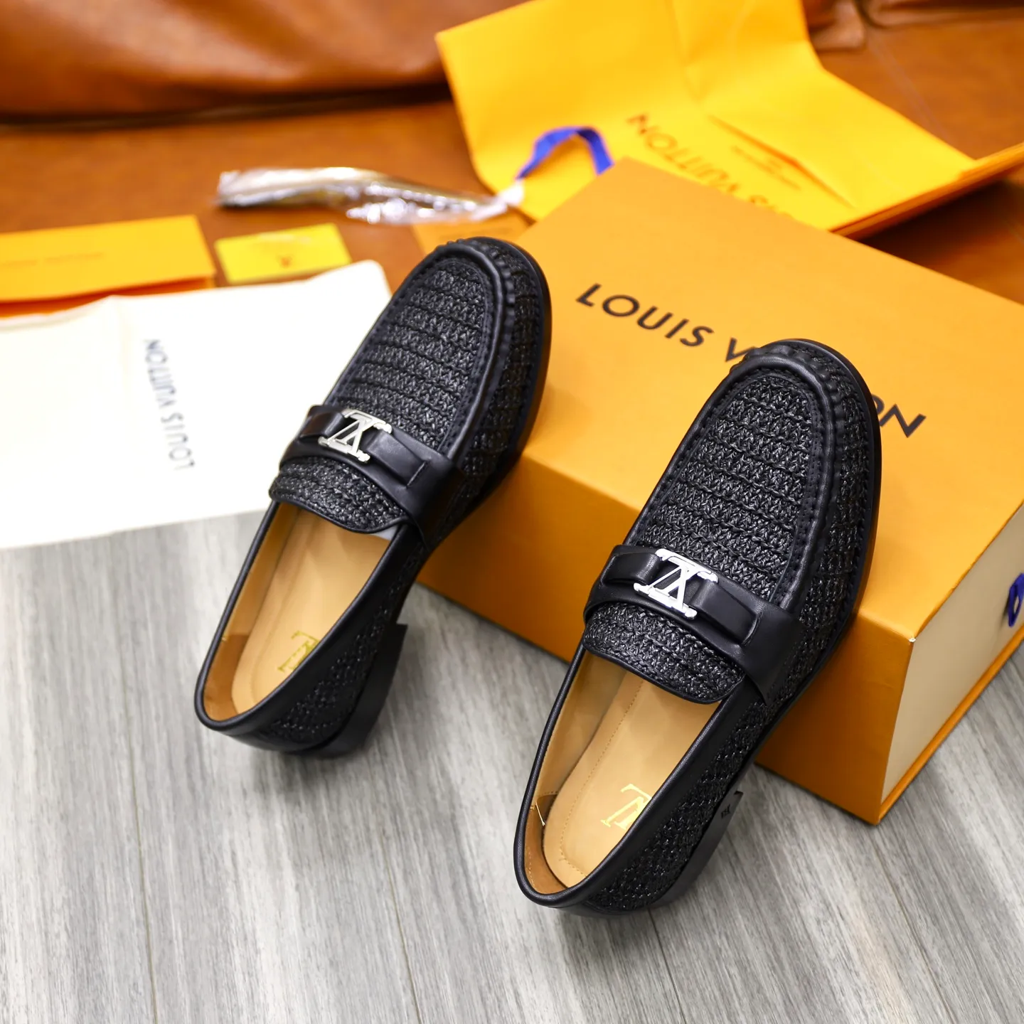 Men's Men's Shoes💰💰920LV Louis Vuitton Slip-on Loafers, top quality products from Guangzhou, ready for sale! This LV Glove loafer is made of selected soft cowhide, with a slightly wrinkled leather surface and a very high-end texture. Each pair is unique. The leather surface is light and soft, with a fine texture and good luster. It is a classic loafer style, with exquisite handmade mark stitching on the toe, and a square toe configuration to highlight the classic style. The horizontal band has hot-printed LV three-dimensional letters, semi-solid handcrafts and a genuine leather outsole, and a rubber patch on the heel to create wear-resistant performance and comfort. One of the must-have loafers for men! Comes with full original packaging! Code number: 38-39-40-41-42-43-44 (38, 45, 46 customized) standard leather shoe code